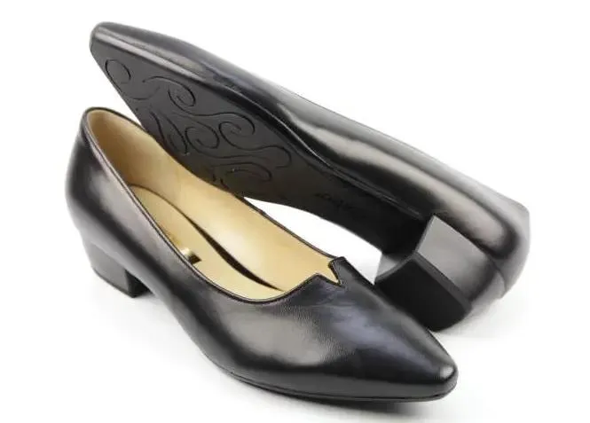 '05.130.37' women's pump - Black