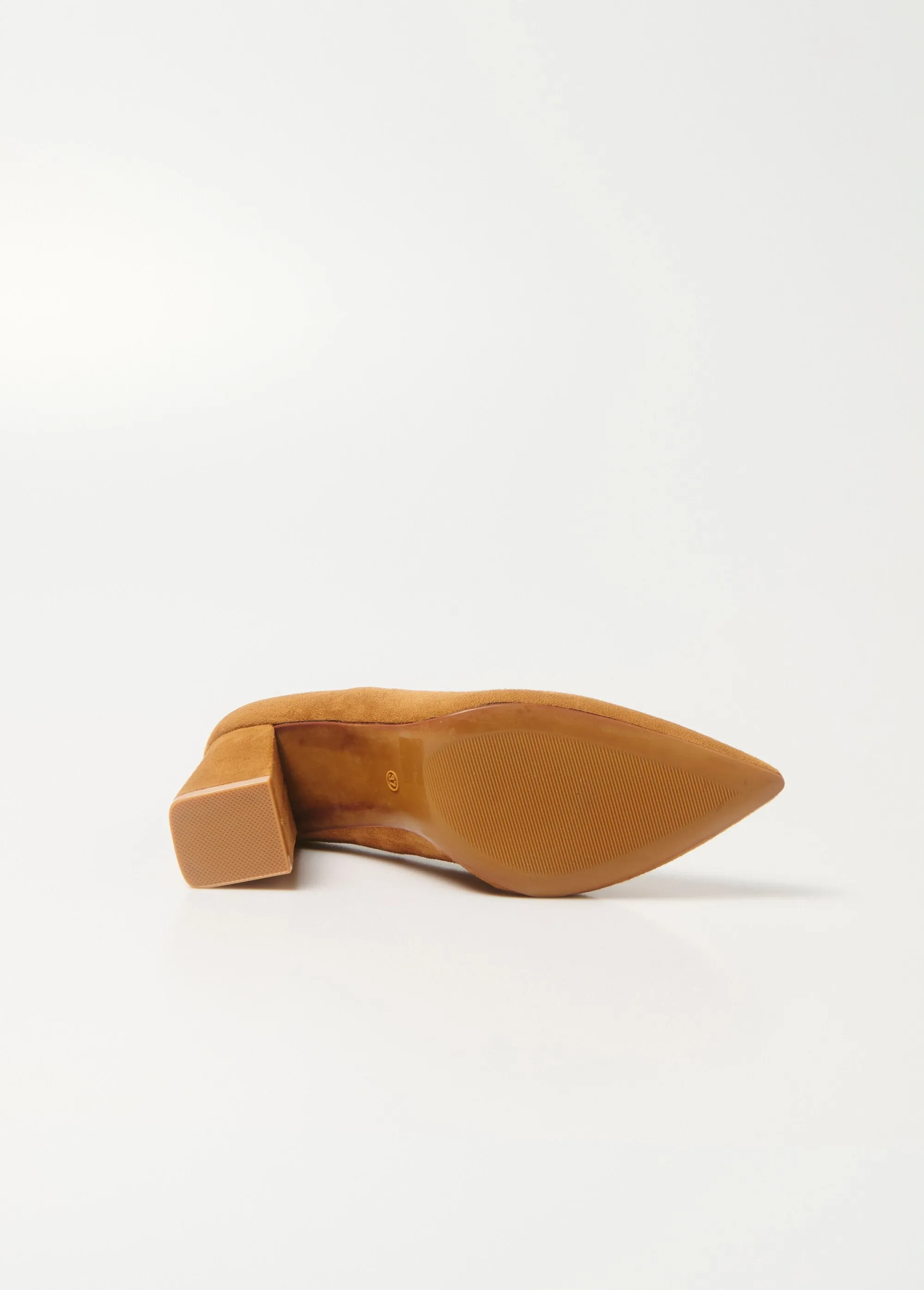 High heel pump with wide suede finish